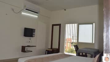 Deluxe Double Room, 1 King Bed, City View | Free WiFi