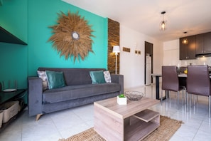 Apartamento, 2 quartos, cozinha, vista para a cidade | Sala de estar | Smart TV 42 polegadas com canais digitais
