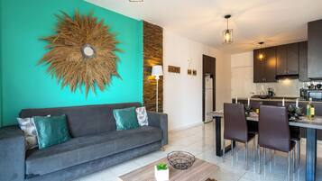 Appartement, 2 chambres, cuisine, vue ville | Salle de séjour | TV connectée de 42 pouces avec chaînes numériques