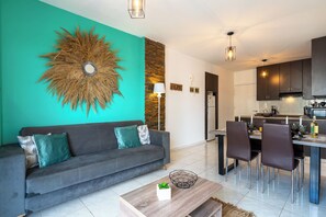 Appartement, 2 chambres, cuisine, vue ville | Salle de séjour