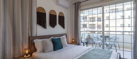 Appartement, 2 chambres, cuisine, vue sur la ville | DĂ©cor unique, ameublement unique, rideaux dâobscurcissement