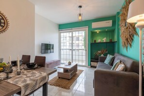 Apartment, 2 Bedrooms, Kitchen, City View | In-room dining