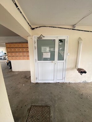 Property entrance - Araminta 2-Bedroom Apartment in Larnaca (Larnaca)