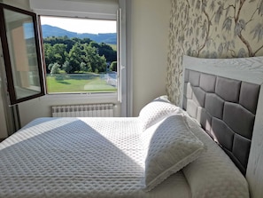 Iron/ironing board, WiFi, bed sheets