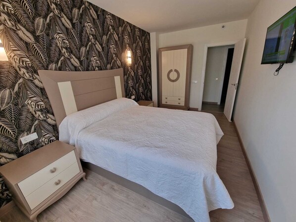 Iron/ironing board, WiFi, bed sheets