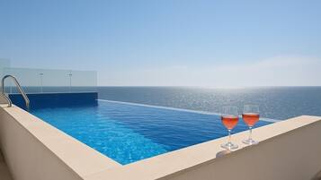 Una piscina al aire libre de temporada