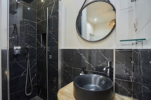 Apartamento | Banheiro | Secador de cabelo, toalhas de banho, sabonete, shampoo