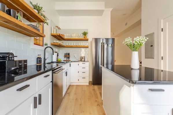 Réfrigérateur, four à micro-ondes, un four, surface de cuisson