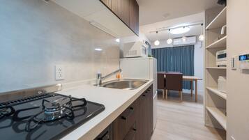 Room | Private kitchen | Fridge, microwave, stovetop, cookware/dishes/utensils