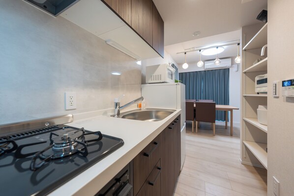 Room | Private kitchen | Fridge, microwave, stovetop, cookware/dishes/utensils - LAKU HOTEL ASAKUSA (Tokyo)