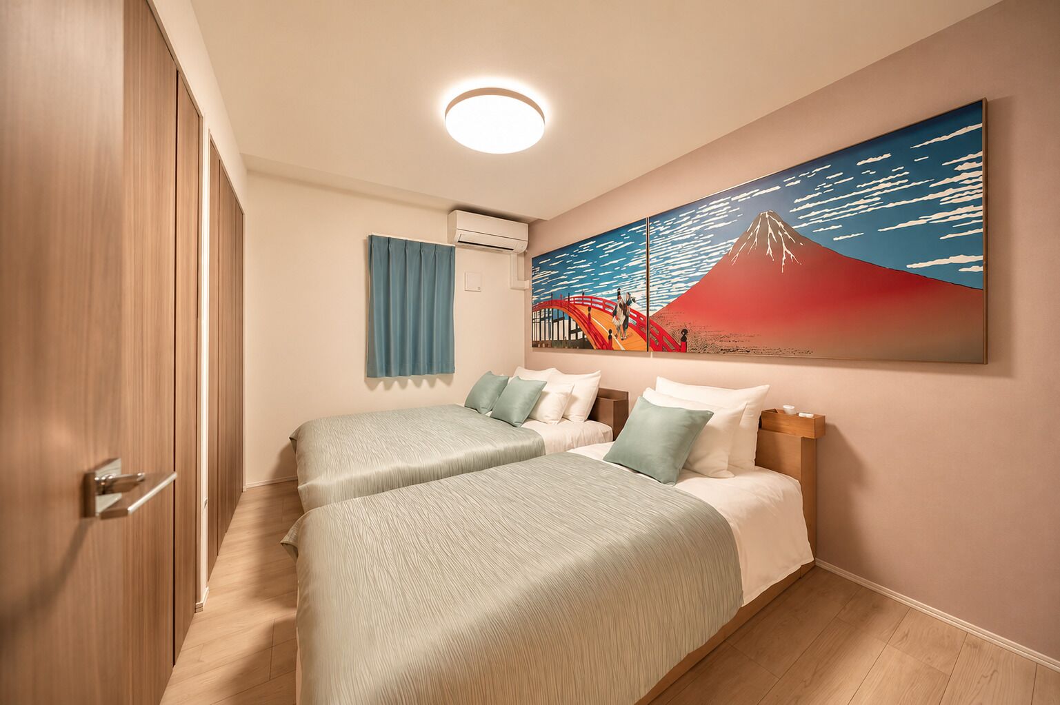 Travel crib, free WiFi, bed sheets
