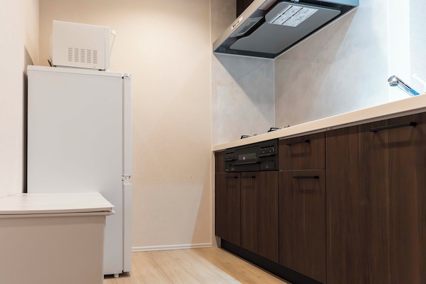 Suíte básica | Cozinha privada | Geladeira, micro-ondas, cooktop, talheres/pratos/utensílios de cozinha