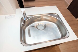 スイート | 専用キッチン | 冷蔵庫、電子レンジ、コンロ、調理器具と食器