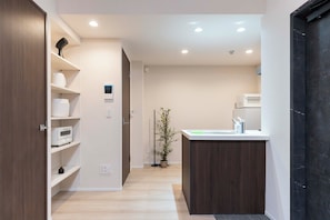 Suite | Cuisine privée | Réfrigérateur, micro-ondes, plaque de cuisson