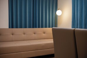 Basic-Suite | Wohnbereich | 0-Zoll-Flachbildfernseher mit Kabelempfang