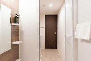 Combined shower/tub, hair dryer, slippers, towels - LAKU HOTEL ASAKUSA (Tokyo)