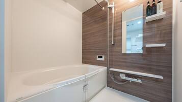 Rom | Bad | Kombinert dusj/badekar, hårføner, håndklær og sjampo