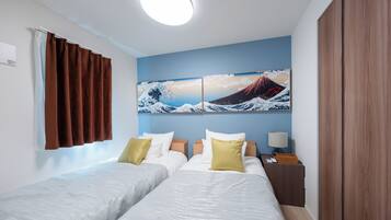 Travel cot, free WiFi, bed sheets