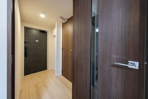 Room | Private kitchen | Fridge, microwave, stovetop, cookware/dishes/utensils - LAKU HOTEL ASAKUSA (Tokyo)