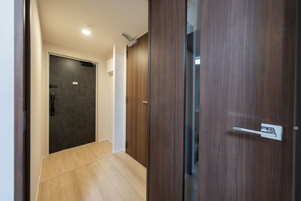 Room | Private kitchen | Fridge, microwave, stovetop, cookware/dishes/utensils - LAKU HOTEL ASAKUSA (Tokyo)