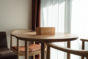 0-inch flat-screen TV with cable channels - LAKU HOTEL ASAKUSA (Tokyo)
