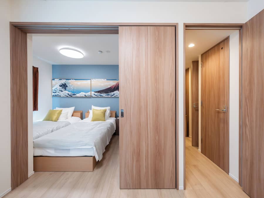 Travel cot, free WiFi, bed sheets