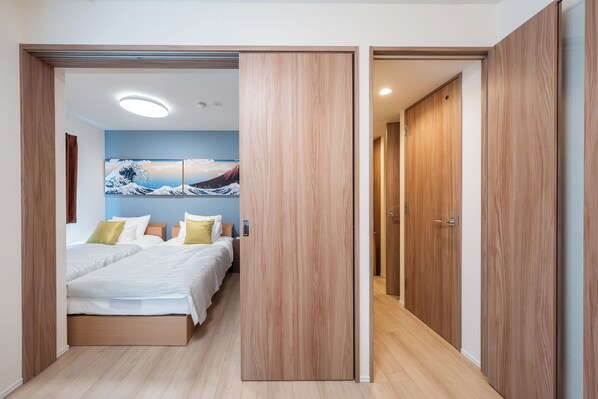 Travel crib, free WiFi, bed sheets