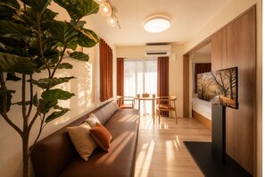 0-inch flat-screen TV with cable channels - LAKU HOTEL ASAKUSA (Tokyo)