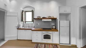 Køleskab, opvaskemaskine, kaffe-/temaskine, brødrister