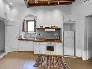 Fridge, dishwasher, coffee/tea maker, toaster
