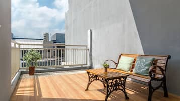 Familie villa, uitzicht op zwembad | Balkon