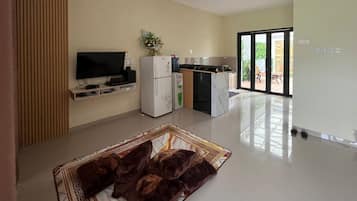 Villa familiar, vistas a la piscina | Zona de estar | Una Smart TV