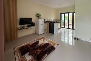 Family Villa, Pool View | Living area