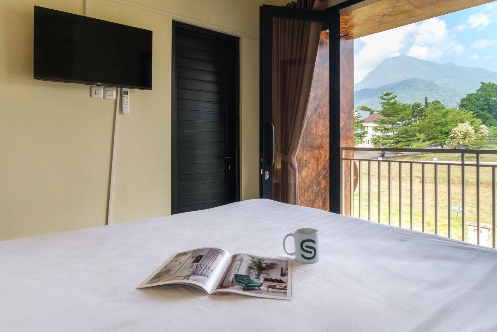 Free WiFi, bed sheets