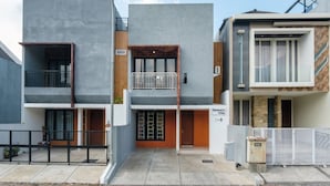 Eine moderne Villa mit Balkon, einem verschlossenen Eingang und einem Schild mit der Aufschrift 'Deeva's Villa'.