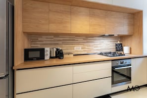 Apartamento luxo, sacada, vista para a montanha | Cozinha privada | Geladeira, micro-ondas, fogão, cooktop