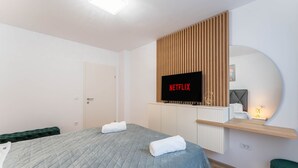 豪華公寓, 露台, 山景 | 高級寢具、記憶棉床墊、書桌、遮光窗簾/窗簾
