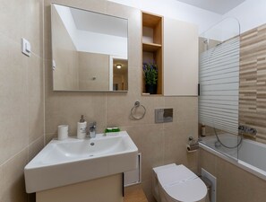 Deluxe appartement, balkon, uitzicht op bergen | Badkamer | Een aparte badkuip en douche, gratis toiletartikelen, een haardroger