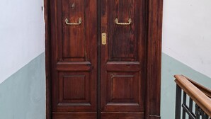 A wooden double door with a doormat that reads "WELCOME". - Sea Vibes Rome - Relax by the sea and reach Rome in minutes (Lido di Ostia)