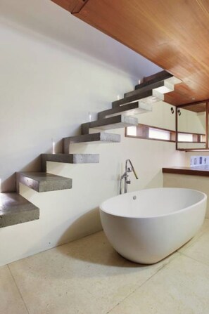 Bañera, secador de pelo, toallas, shampoo