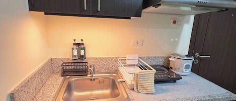 Fridge, microwave, stovetop, coffee/tea maker