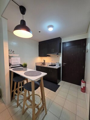 Réfrigérateur, micro-ondes, plaque de cuisson, cafetière/bouilloire