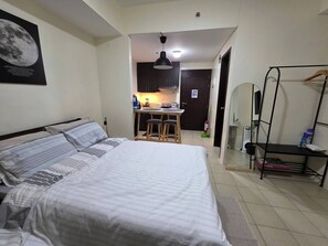 1 habitación, tabla de planchar con plancha, internet y ropa de cama 