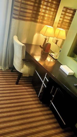 Minibar, iron/ironing board, free WiFi, bed sheets