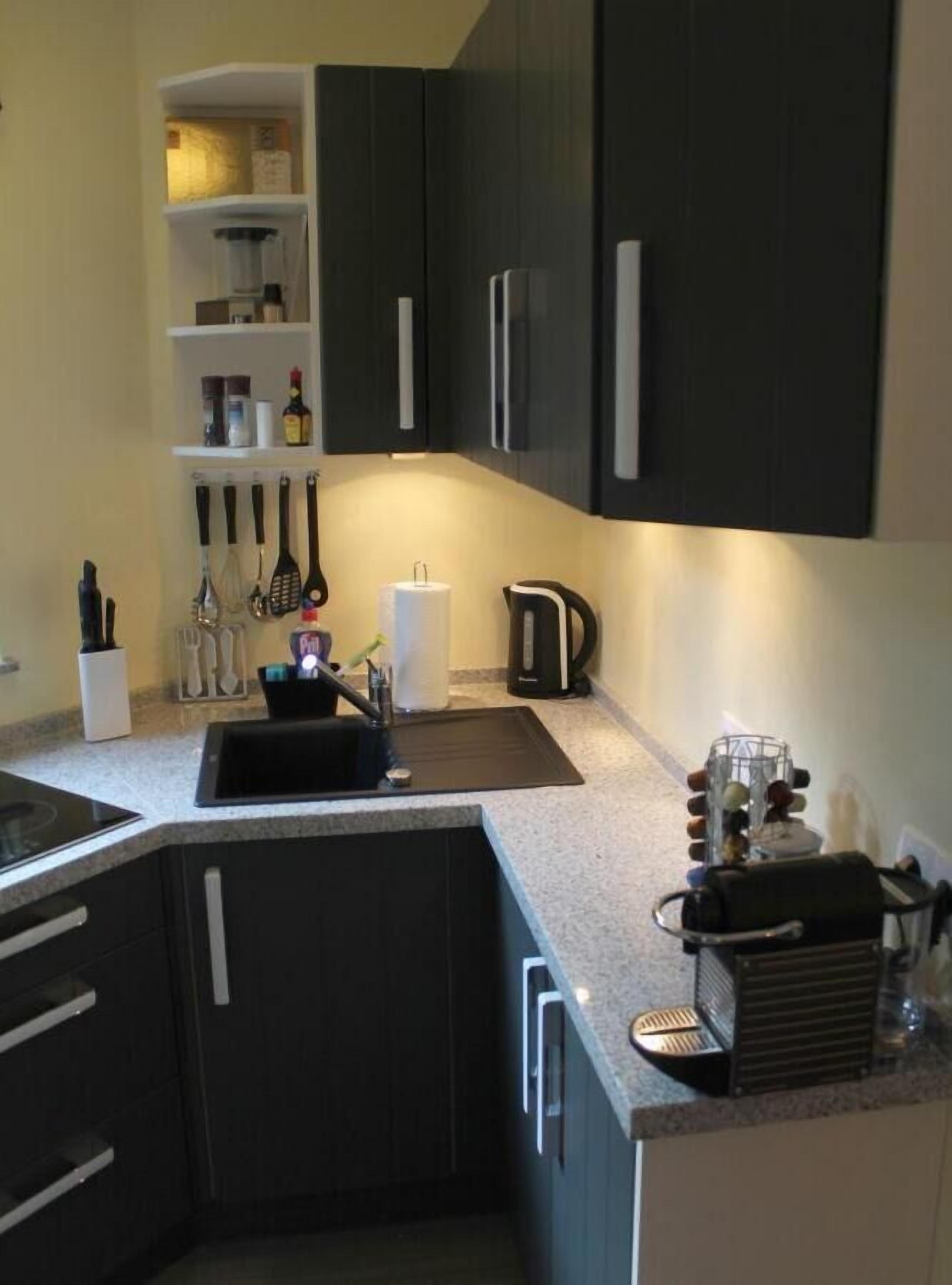 Een koelkast, een magnetron, een oven, een kookplaat