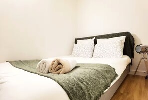 1 bedroom, WiFi, bed sheets - Stylish Marais Duplex near Pompidou & Metro (Paris)