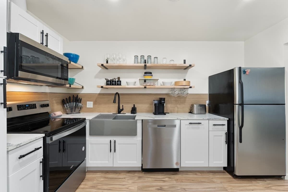 Coffee/tea maker, fridge, microwave, oven