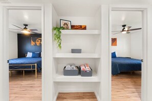 6 slaapkamers, een bureau, een strijkplank/strijkijzer, wifi