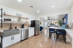 Een koelkast, een magnetron, een oven, een kookplaat