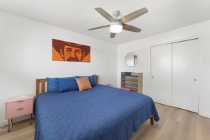5 bedrooms, iron/ironing board, WiFi, bed sheets - The Rose 4 Apts|Pool|Gazebo|CentralPhx|Sleeps20 (Phoenix)